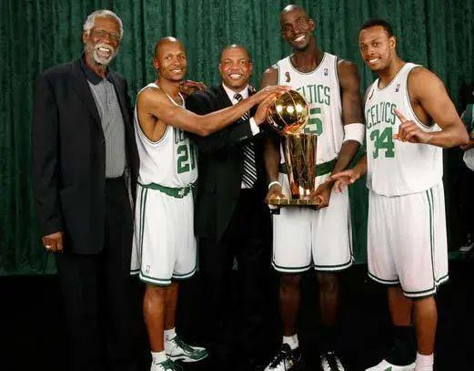 三巨头夺冠后与拉塞尔和主帅的合影