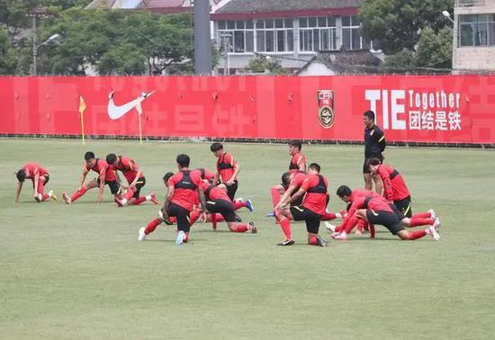  △国足球员在训练中。新华社发