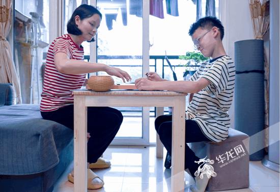 为了更好的匡助雨雨（假名）姆妈柴娜自学围棋。