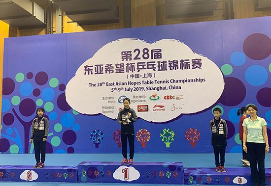 张本美和站上最高领奖台。中国乒乓球学院供图