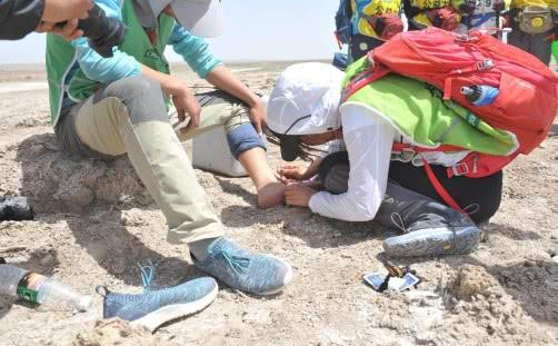 “探路英雄”队员的脚受伤，队员们不离不弃，进行简单的处理