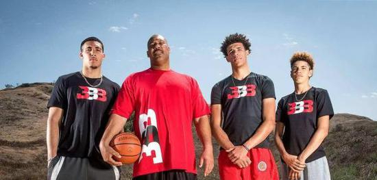 鲍尔一家（最右为拉梅洛·鲍尔）。