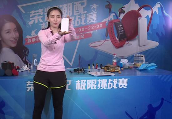 （快充版荣耀10000mAh移动电源在高处摔落后，外壳完好无损）