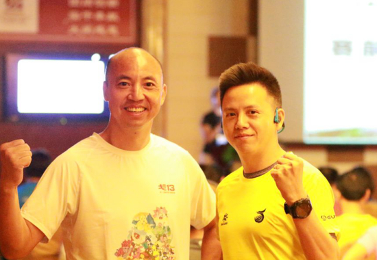 中体体育总经理任志刚（左）与神马体育董事长马顺（右）在技术说明会