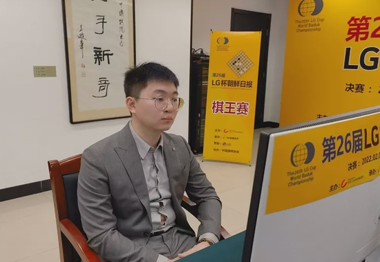 杨鼎新九段在比赛中