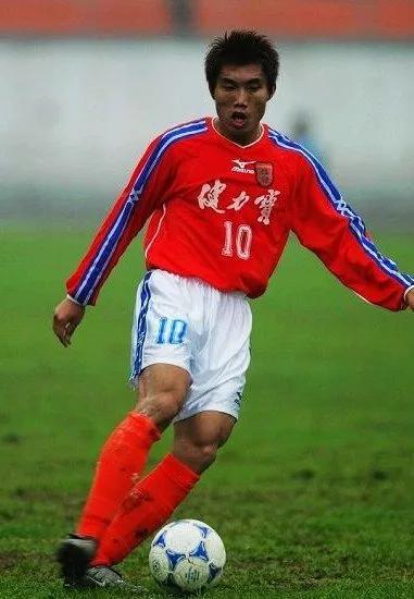 郑智在个人职业生涯获得多个奖项。2002年，他效力深足首获中国足球先生，并帮助深足于2004年夺得中超元年冠军。