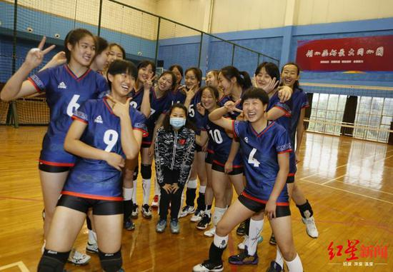 张山（中）与四川女排的姑娘们。图据受访者