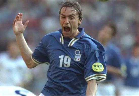 25年前老基耶萨欧洲杯进球后也疯狂庆祝