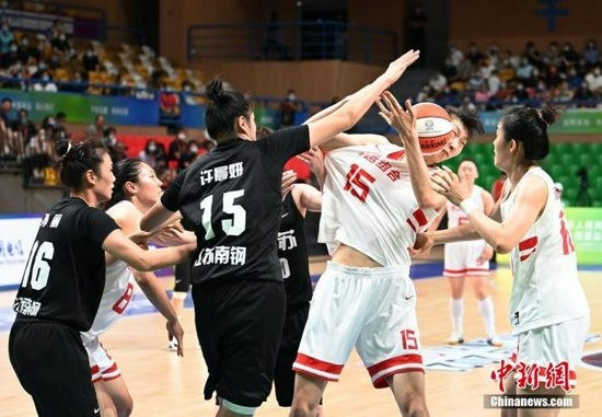 9月14日晚，第14届全运会五人制篮球女子成年组决赛在西安举行，奥运组合队（白衣）以100：52的大比分战胜江苏队获得冠军。图为双方队员激烈争抢。&nbsp;中新社记者 毛建军 摄