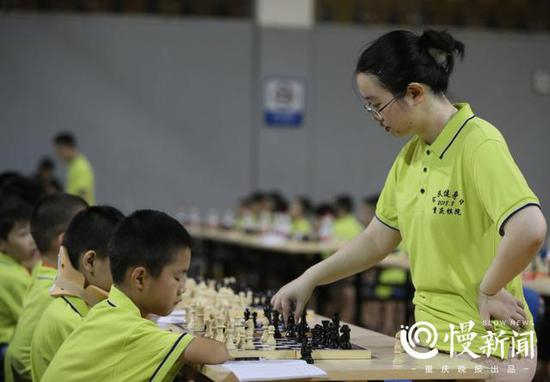 △谭中怡接受小棋手的挑战