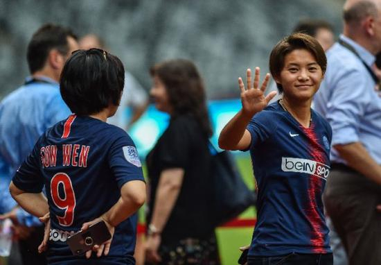 王霜（右）加盟法甲大巴黎。