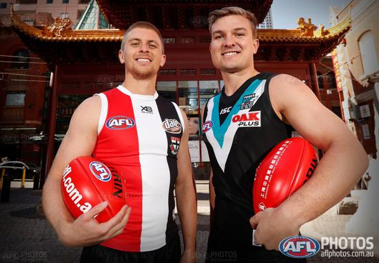 澳式橄榄球的明星运动员。