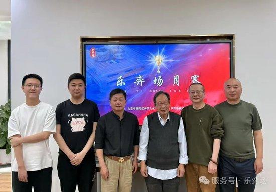 获奖嘉宾与受奖嘉宾合影迷恋
