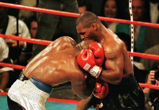这是拳坛最著名的泰森那一“口”。