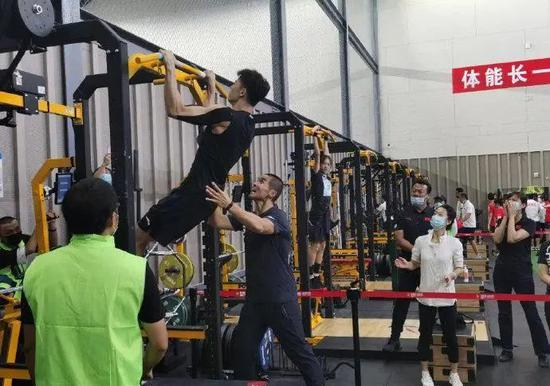 运动员正在接受体能训练