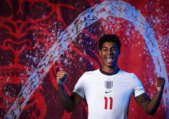 英格兰的定妆照非常青春