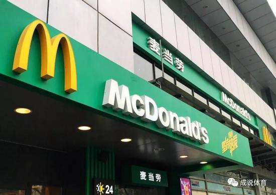 东四十条地铁口旁边的麦当劳已经换上了新装