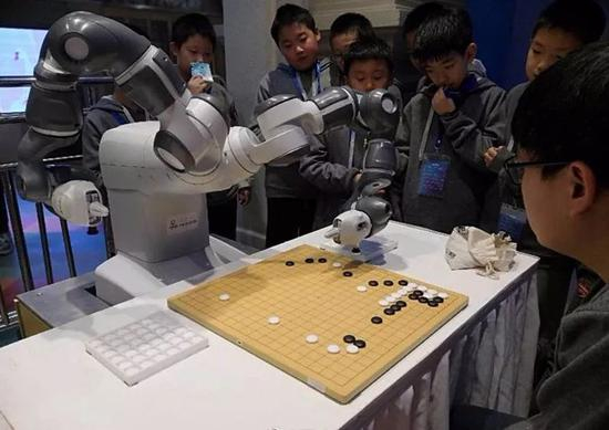 围棋机器人小智与西安棋童对弈