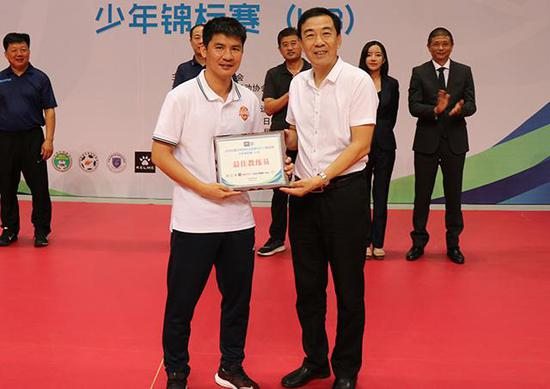 最佳教练员奖：霍日宁（广东汕尾睿荣足球俱乐部）