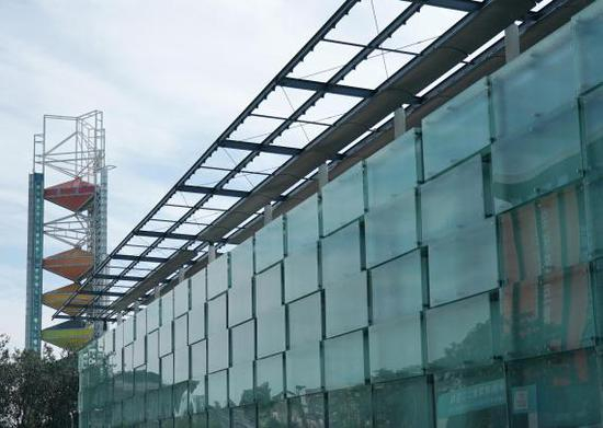 这是8月25日拍摄的国家体育馆扩建部分玻璃幕墙。新华社记者张晨霖摄