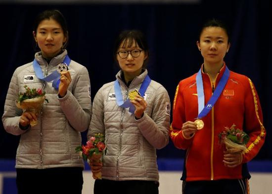 沈石溪（左）在平昌冬奥会前惨遭教练殴打。