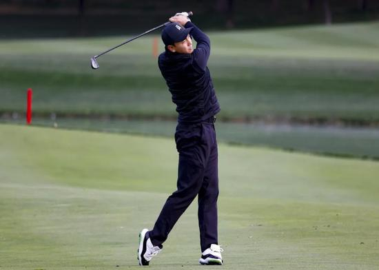 释小龙在丽宫球场挥杆 （摄影/李欣）