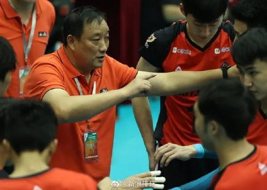 吴胜暂停时向队员们讲解战术