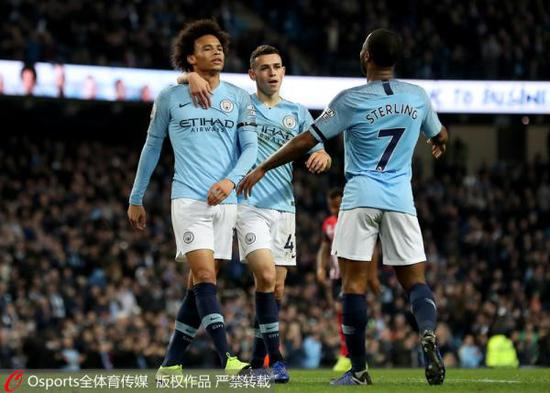 斯特林和队友庆祝胜利。