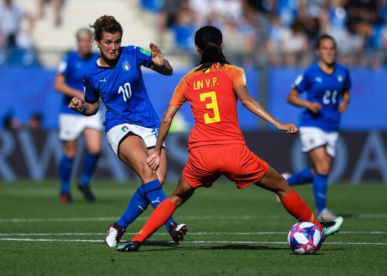 6月25日，中国队球员林宇萍（右）与意大利队球员吉雷利在比赛中拼抢。当日，在法国蒙彼利埃举行的2019年国际足联女足世界杯16强赛比赛中，中国队以0比2不敌意大利队，无缘八强。新华社记者毛思倩摄