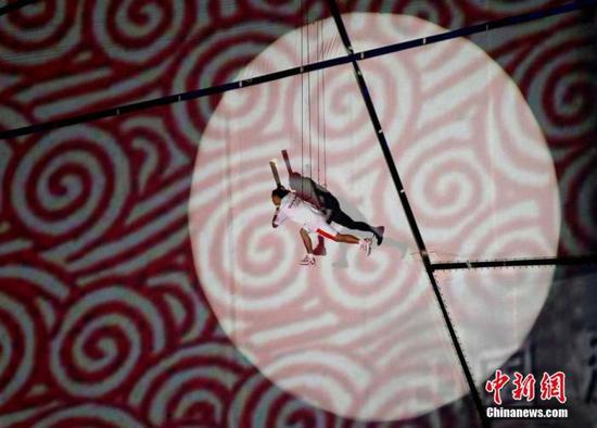 资料图：2008年北京奥运会开幕式，手持火炬的李宁。中新社记者 任晨鸣 摄