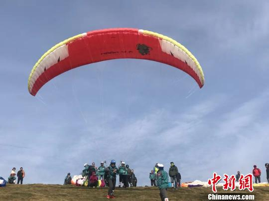 运动员参加滑翔伞比赛 刘洋 摄