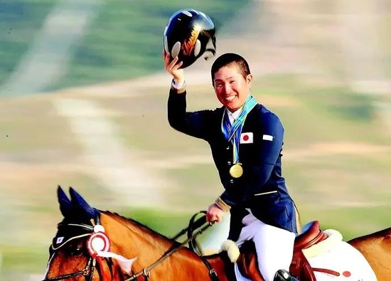 日本马术和尚佐藤贤希，家里是祖传开庙的