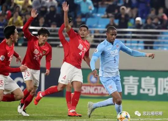 防线明显缺乏默契