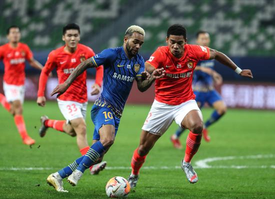 特谢拉（前左）是苏宁夺冠第一功臣。