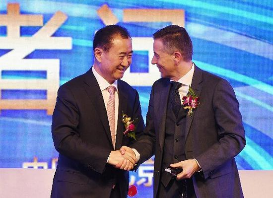 王健林与盈方体育总裁菲利普·布拉特。图片来源：视觉中国