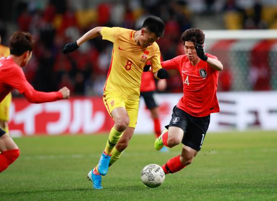 谭龙尝试带球突破。 新华社记者 王婧嫱 摄