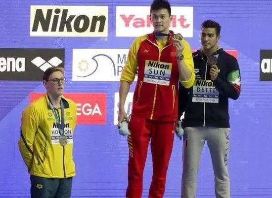 轮到霍顿拿银牌……