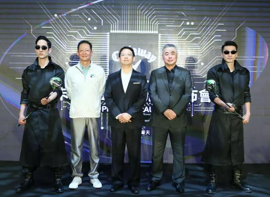　　左一：著名演员--王志文，中：卡拉威大中华区总经理--费恪，左三：卡拉威台湾总代理、恺威兴业有限公司总裁--林靖伦