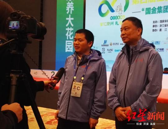 ▲赵攀伟和李艾东接受采访