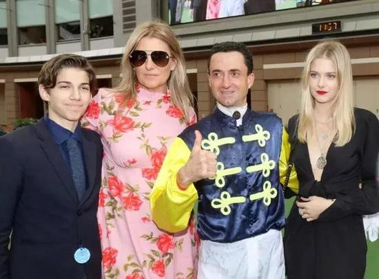 韦达爱家，赛事歇暑时常常陪伴家人身边！