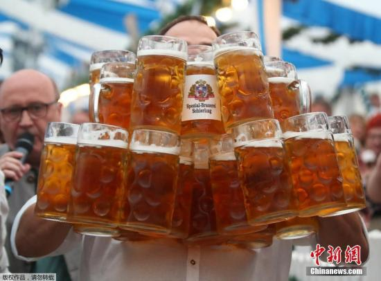 资料图：长期饮酒会引发多种疾病。