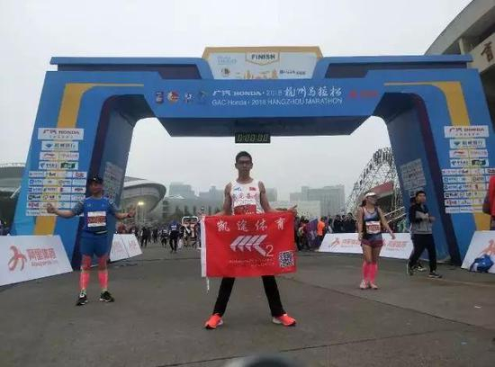 周双喜是江西九江人，在一家马拉松俱乐部工作。跑马拉松已经有9年时间了。