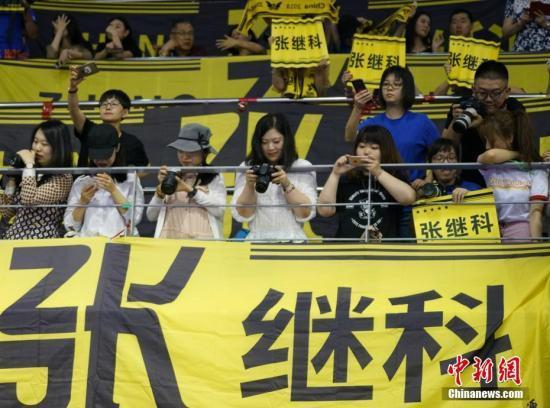 资料图：中国球迷为张继科加油助威。 中新社记者 曾鼐 摄