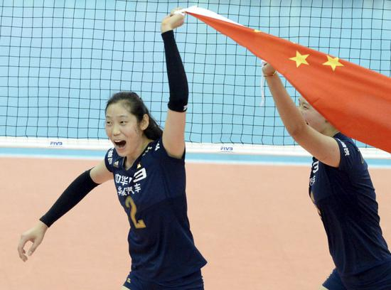 朱婷（左）与队友庆祝胜利。中国女排以10胜1负的战绩获得第12届女排世界杯冠军。新华社记者马平摄
