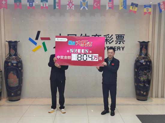 中奖得主领奖照