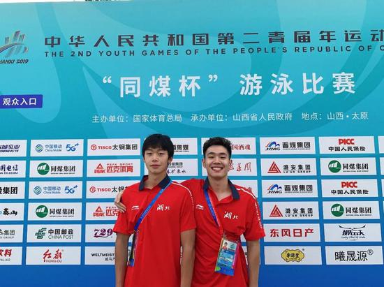 外表乖巧的张子扬（左）