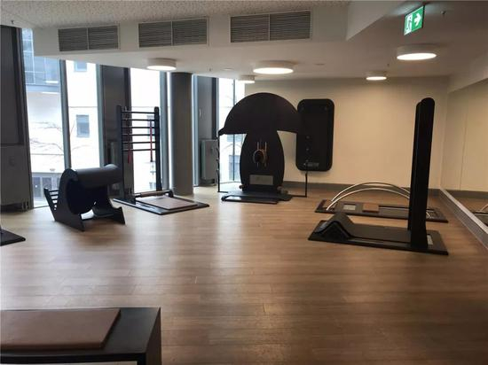 ▲Justfit Premium健身俱乐部内的拉伸器械