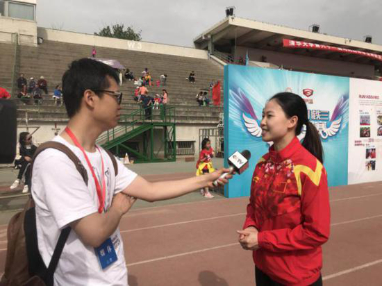 奥运冠军接受媒体采访