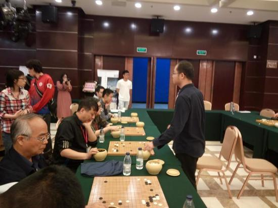 世界冠军唐韦星九段下指导棋
