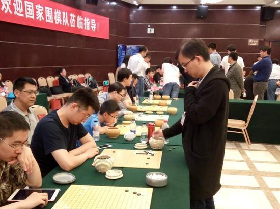 北大学生、职业六段李喆下指导棋